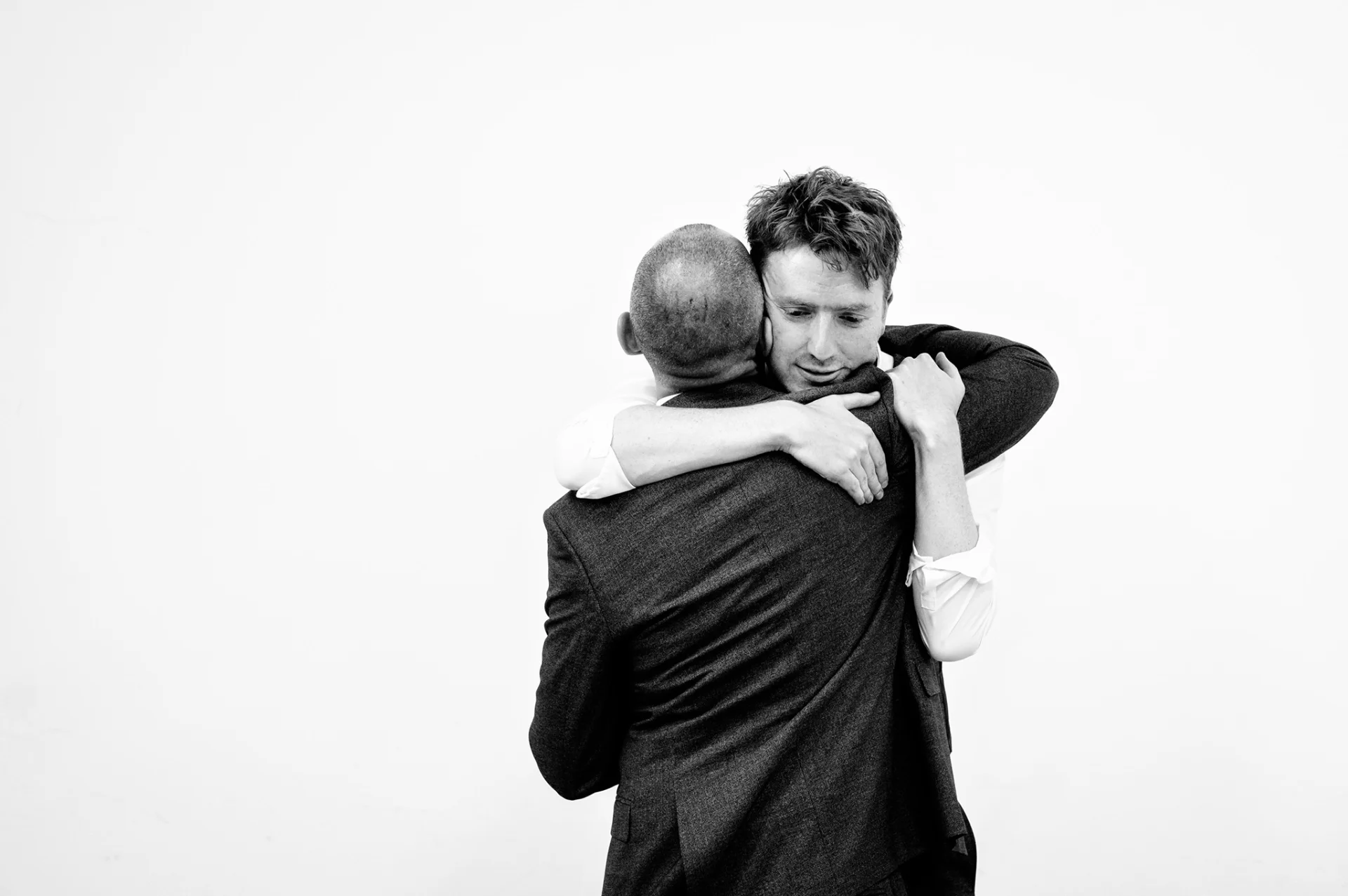 best-man-hugs-essex-wedding-steve-bagness-wedissimo (listing)