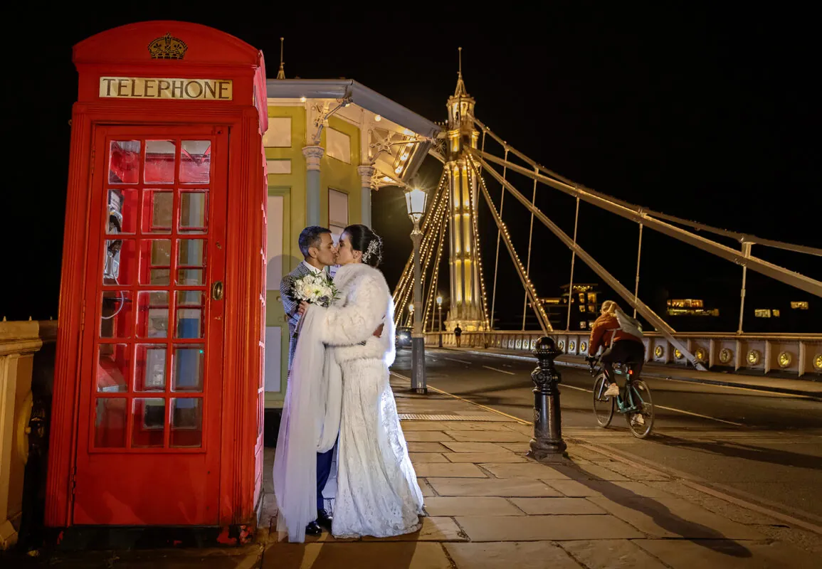 Albert-bridge-couple-kiss-Chelsea-Old-Town-Hall-3