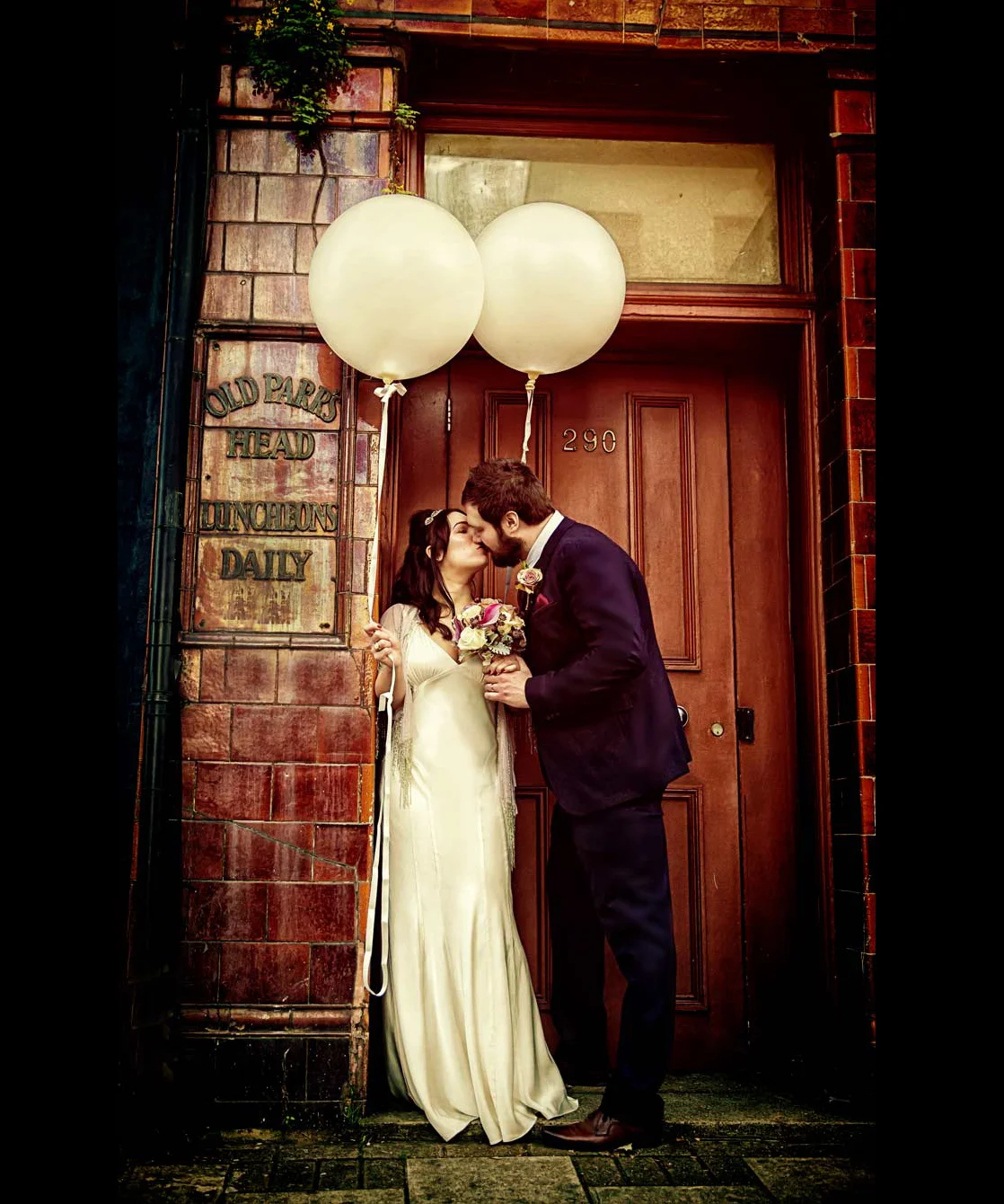 Instagram-wedding_couple_kiss_in_London_Islington_doorway (listing)