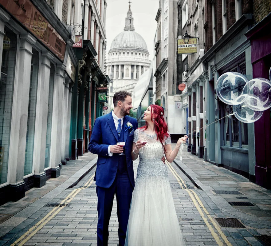 Islington-wedding-couple-with-balloons-by-St-Pauls-Cathedral-image