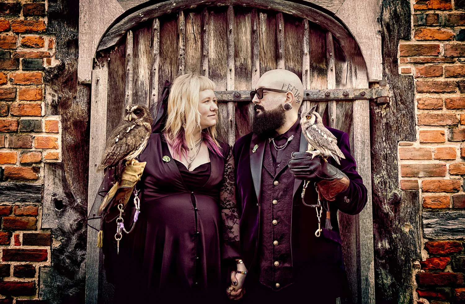 Alternative-London-wedding-couple-with-owls-Hall-Place-image (2) (listing)