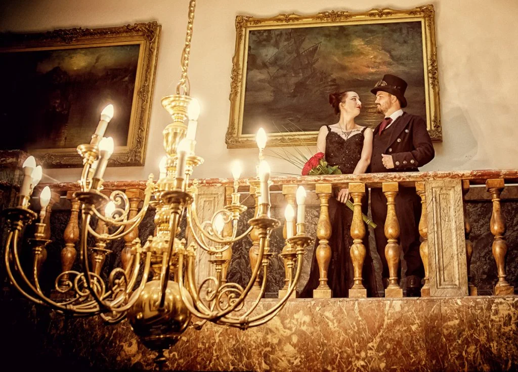 Steam-punk-wedding-and-chandelier-London-1024x735-1 (listing)