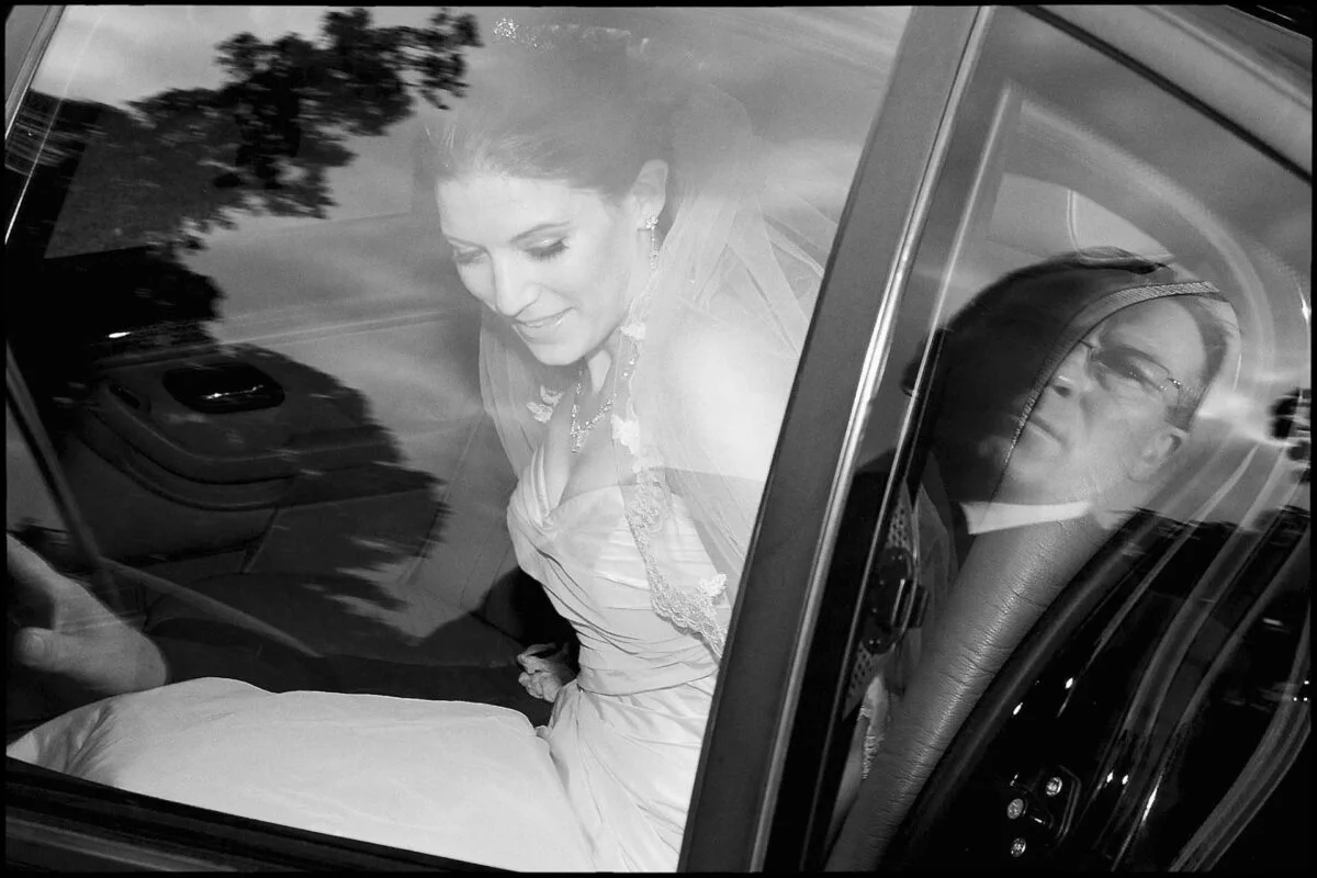 bride_getting_out_of_wedding_car-2x-3c78541e