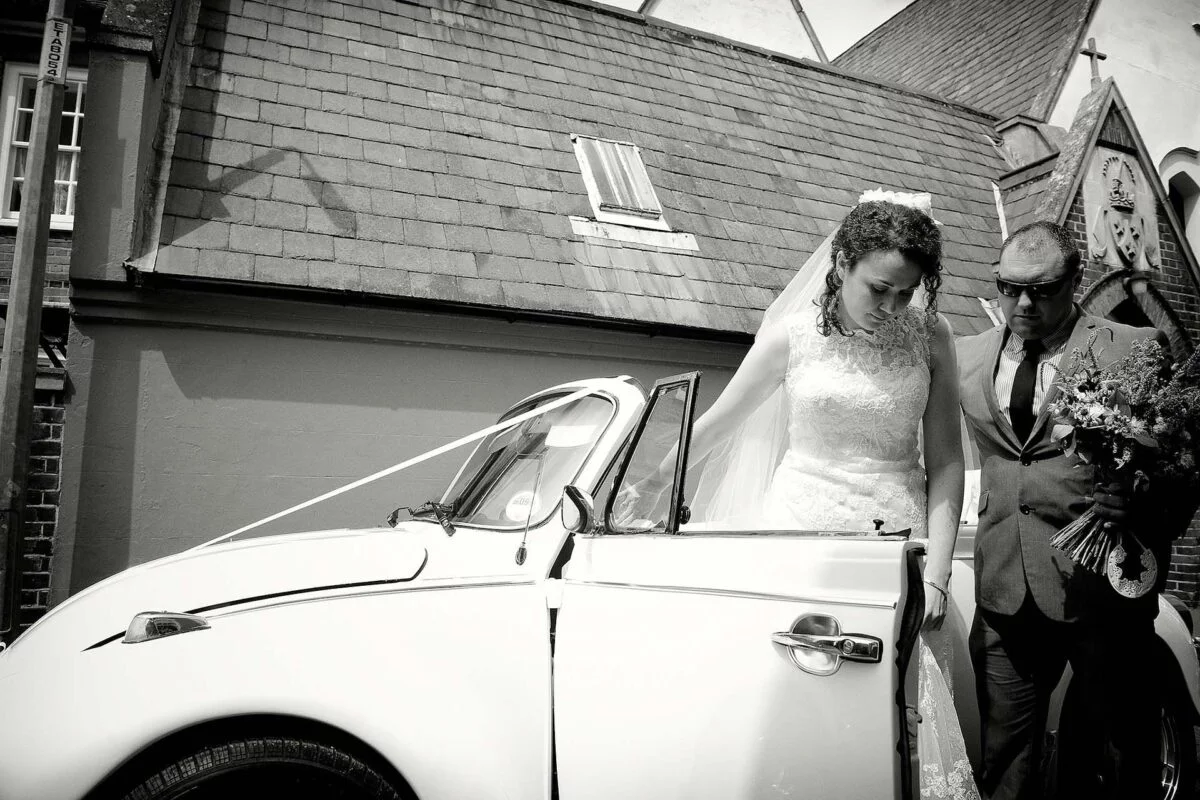 bride_getting_out_of_wedding_car-2x-2013faa2
