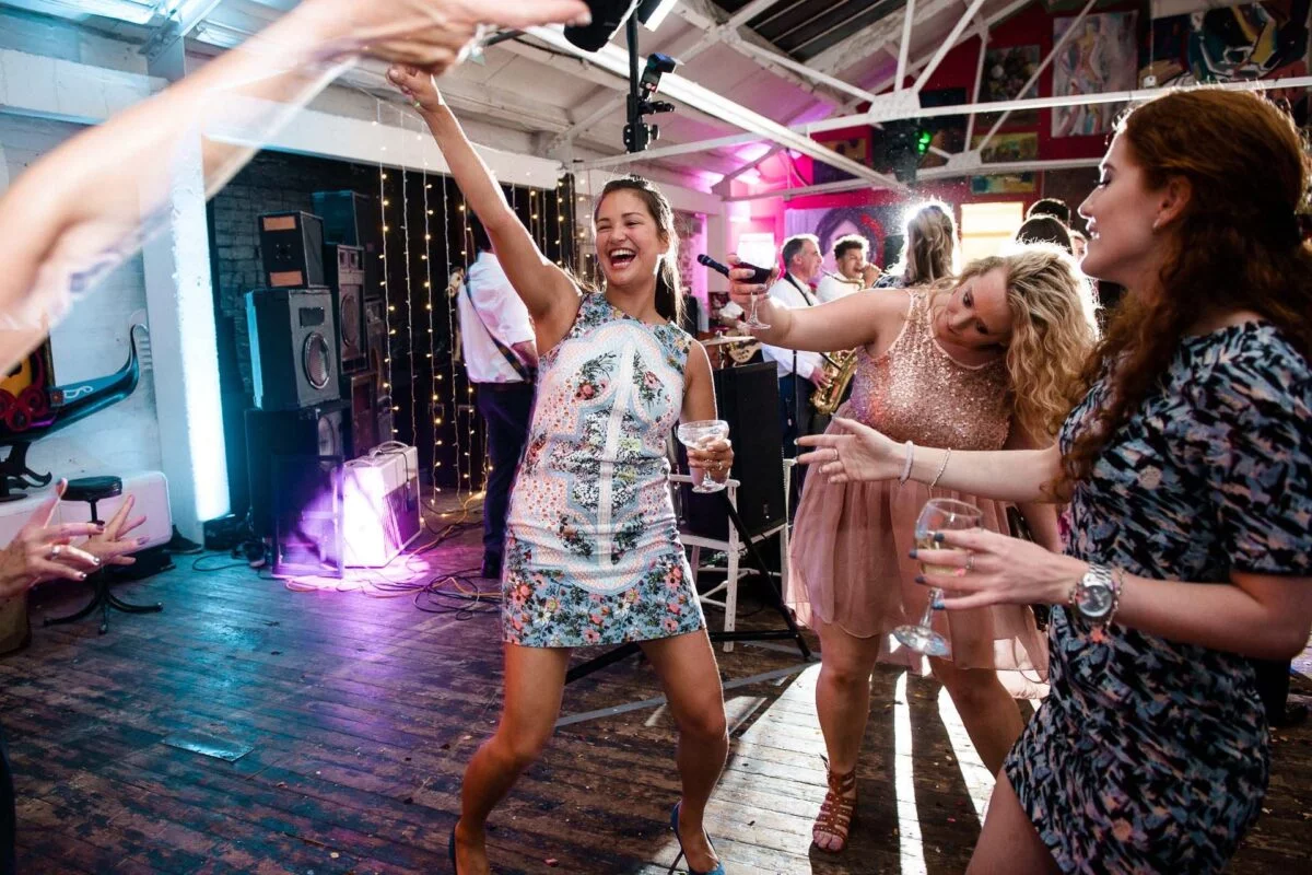 wedding_dancing-2x-c8594d4c