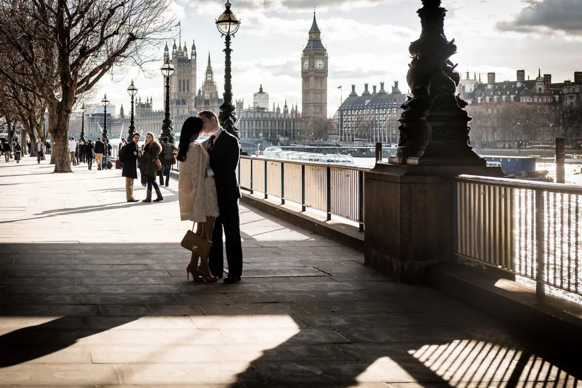 the_kiss_London_embankment-2x-221c844d