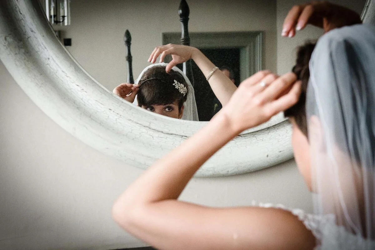 bride_looking_in_mirror-2x-516849ce