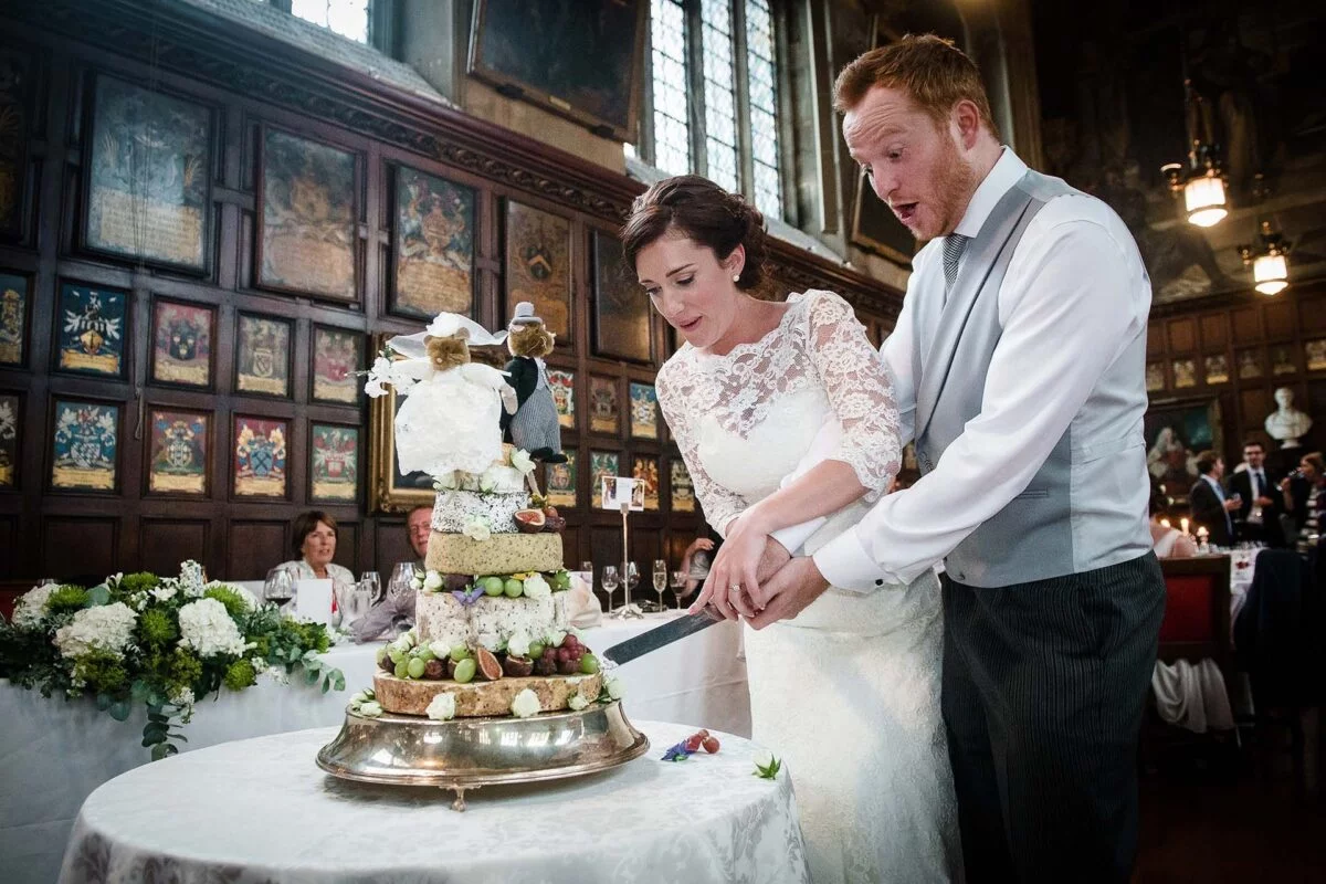 London_wedding_cake_cutting-2x-8a85a3c7