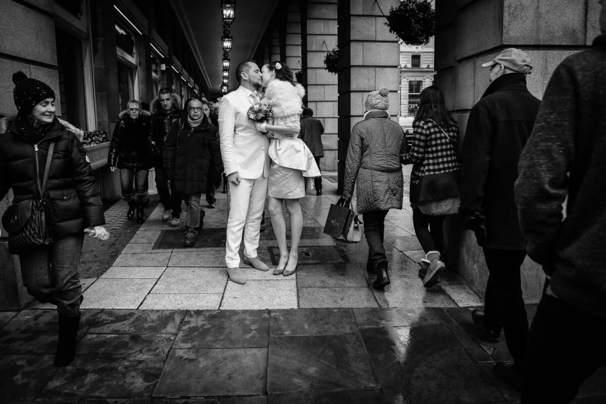 wedding_couple_kissing_ritz-2x-013c68db