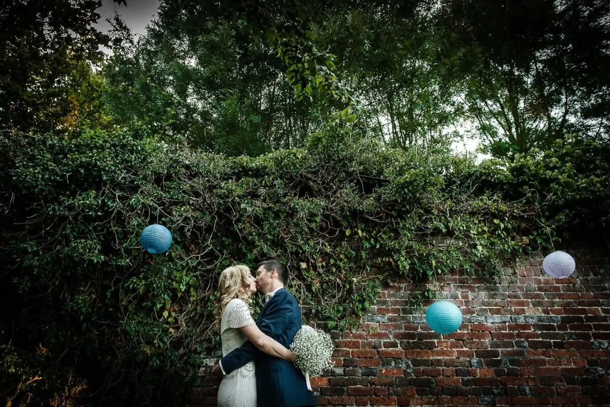 kissing_in_front-of_wall-2x-cb4abdce