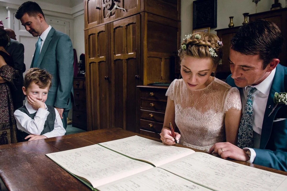 signing_the_register-2x-a51a8462