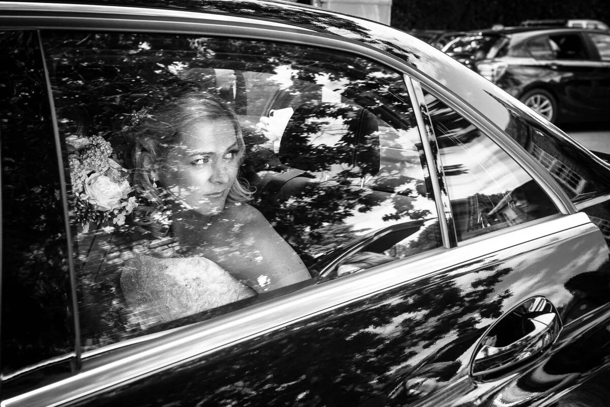 bride_in_wedding_car-2x-ba404b22