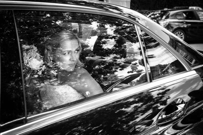 bride_in_wedding_car-2x-ba404b22