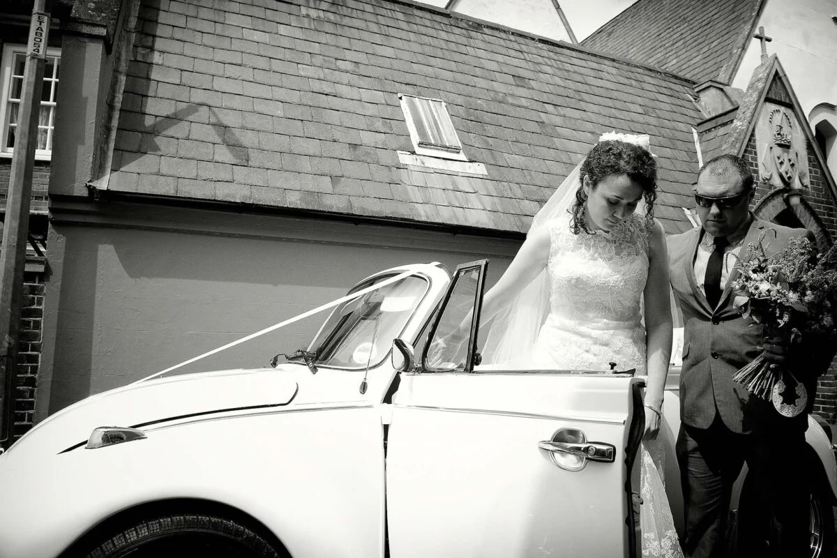 bride_getting_out_of_wedding_car-2x-2013faa2