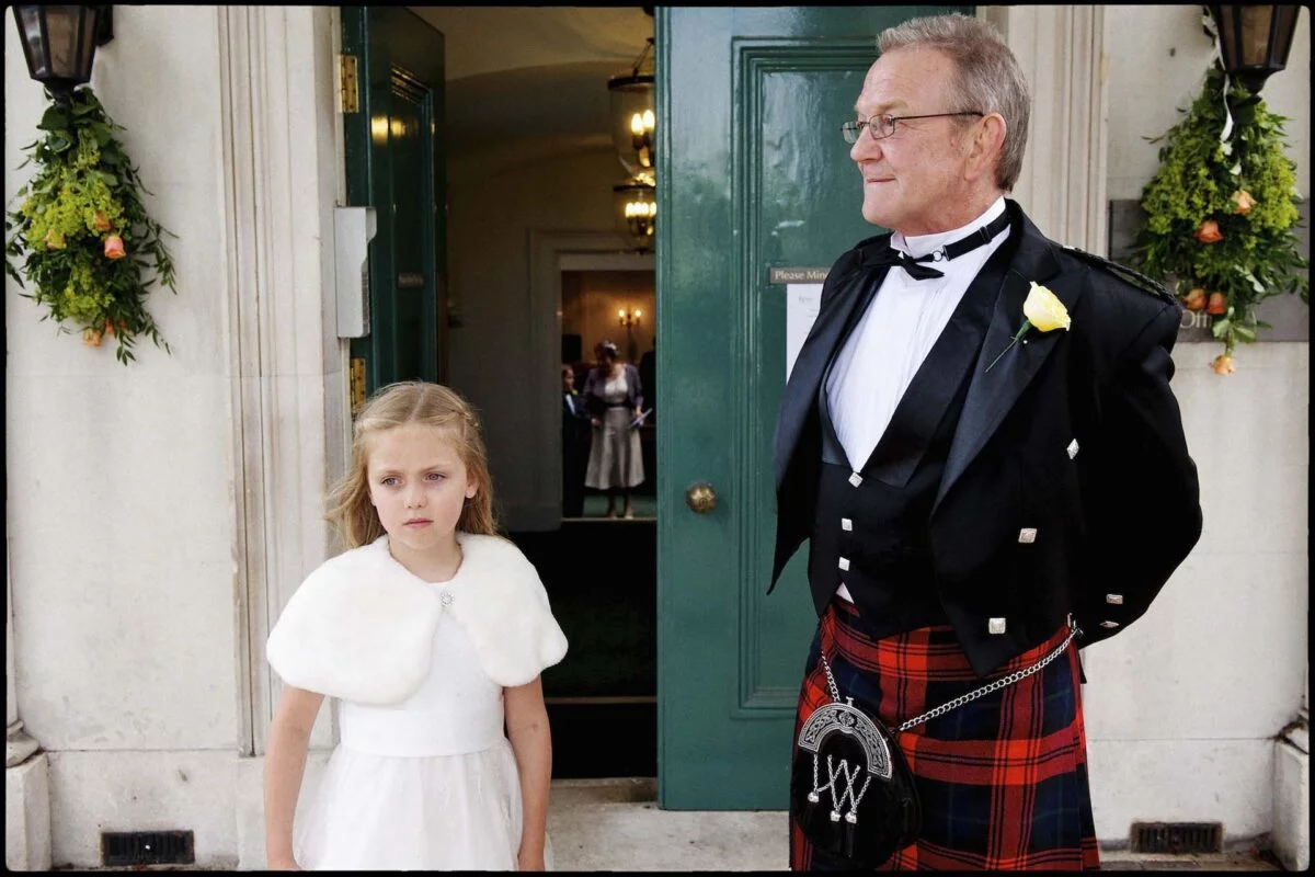 Bridesmaid_FOB_outside_venue-2x-cba7d7ff