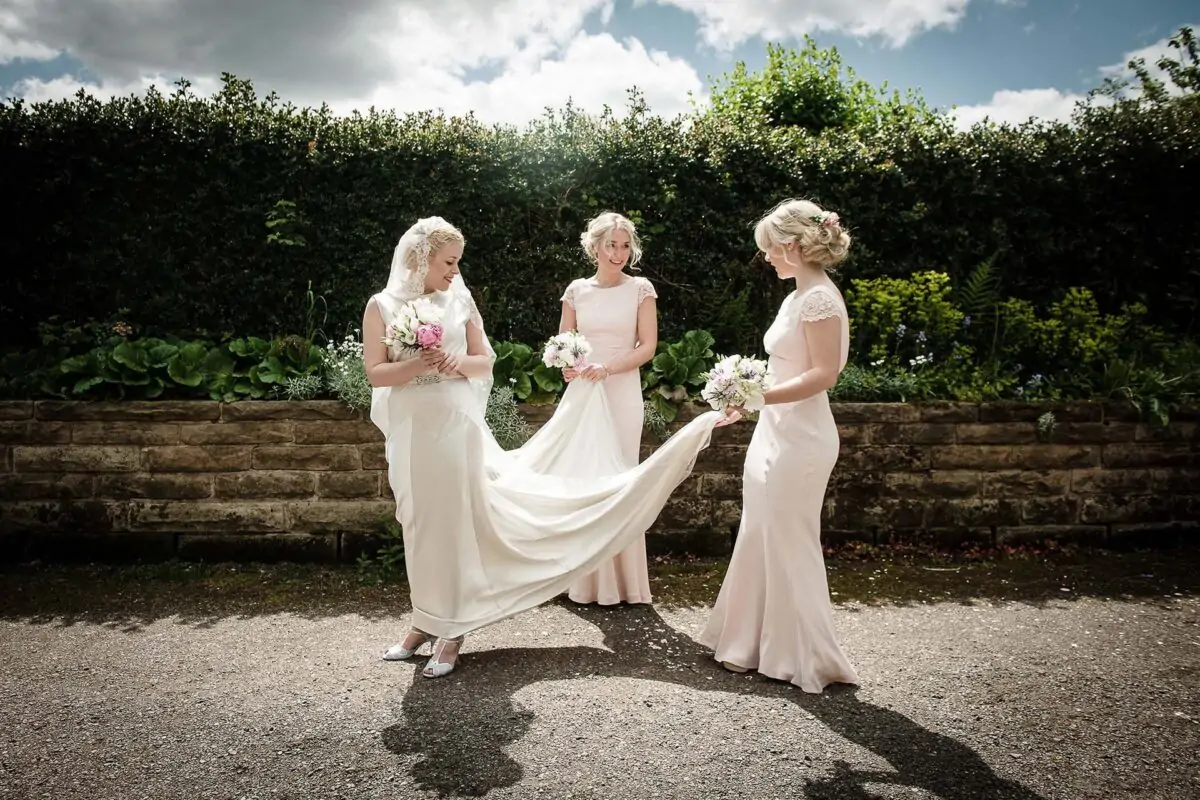 bride_with_bridesmaids_before-ceremony-2x-cd21c7e1