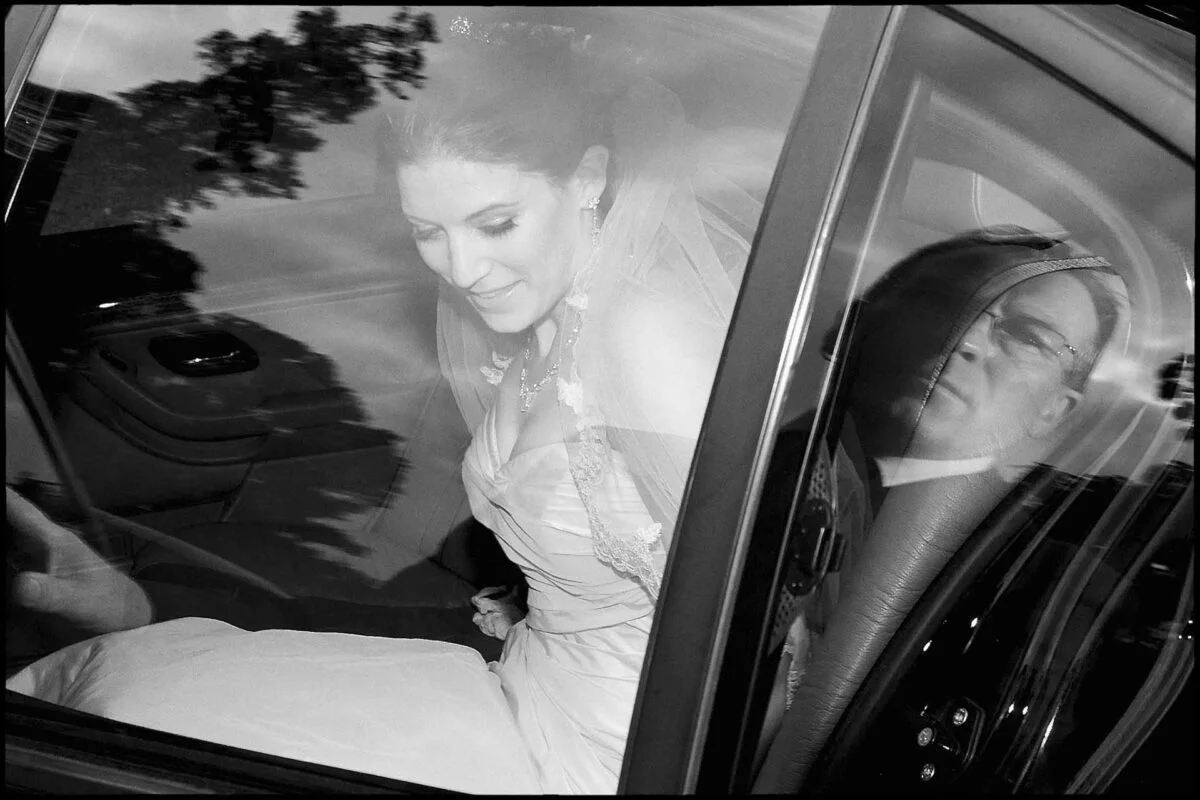 bride_getting_out_of_wedding_car-2x-3c78541e