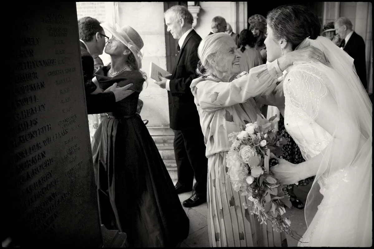 couple_greeting_wedding_guests-2x-edc2cad2