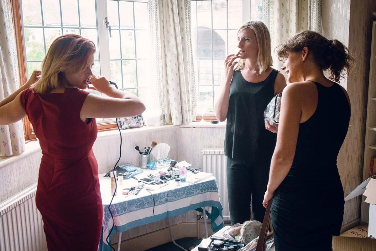 bridesmaids_start_to_get_ready-2x-79efef17