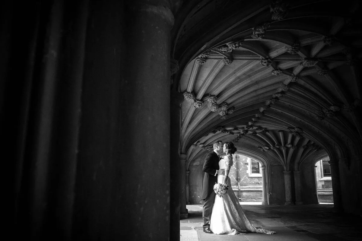 London_bride_groom_kissing-2x-652f2ce3
