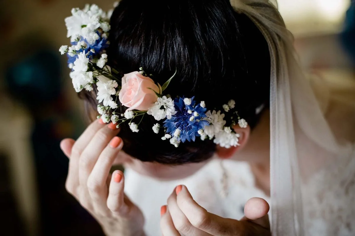 bride_adjusting_flowers-2x-074c1128