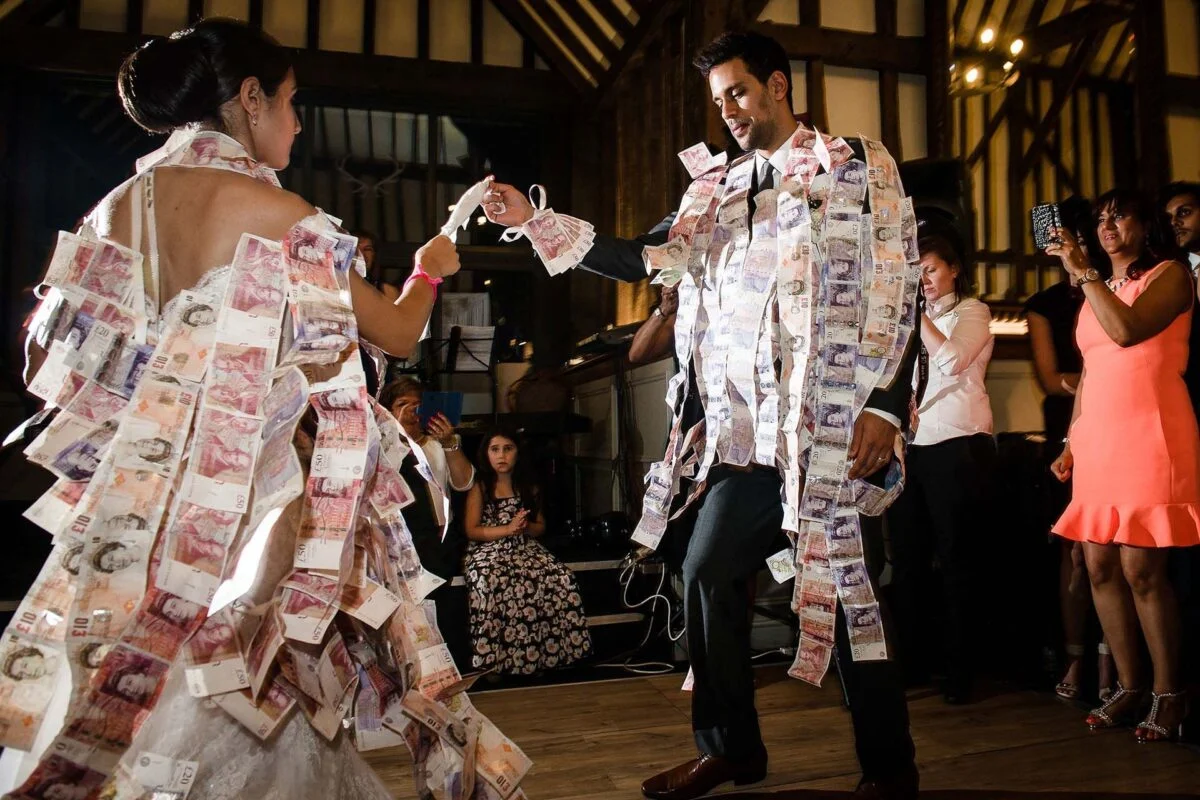 greek_money_pinning_at_wedding-2x-5ae8b64c