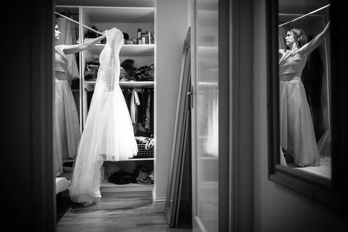 bridesmaid_preparing_wedding_dress-2x-4b768260