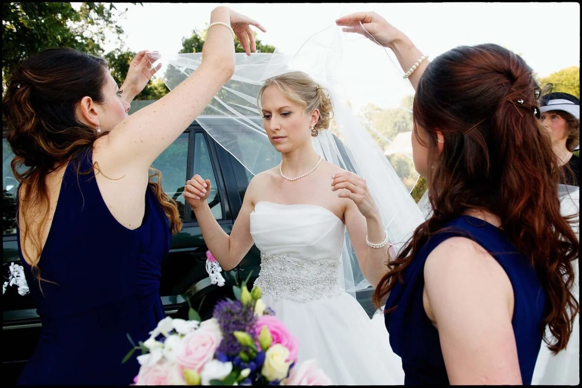 bride_putting_veil_on-2x-8fd5bc1f