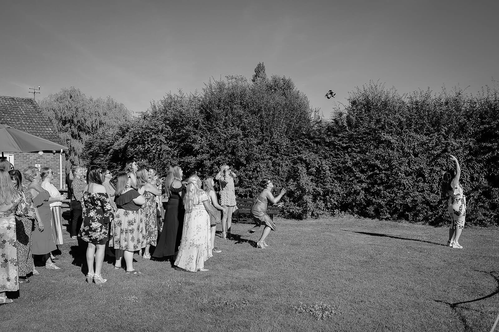 bride-bouquet-toss-march-golf-club (listing)