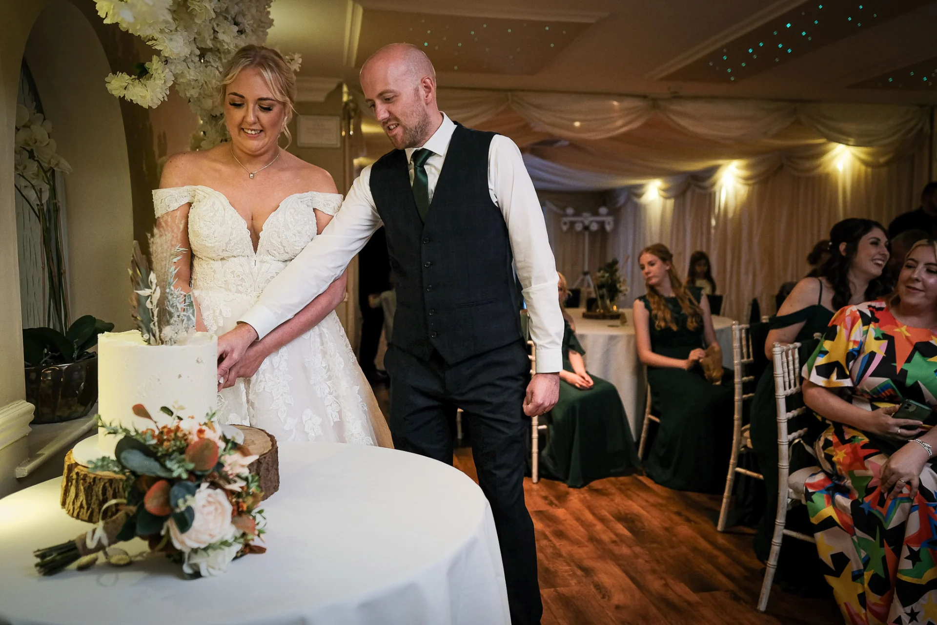 cutting-the-cake-lincs-wedding (listing)