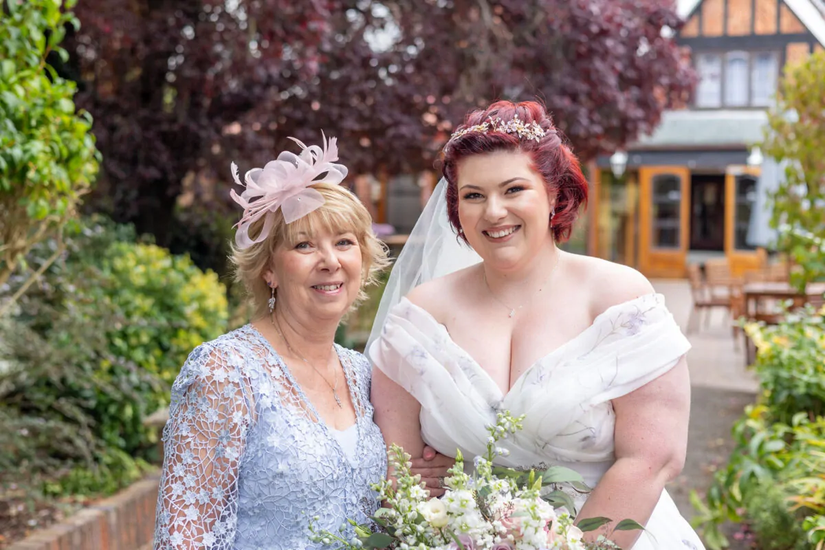 99 Bride an Mum Portrait