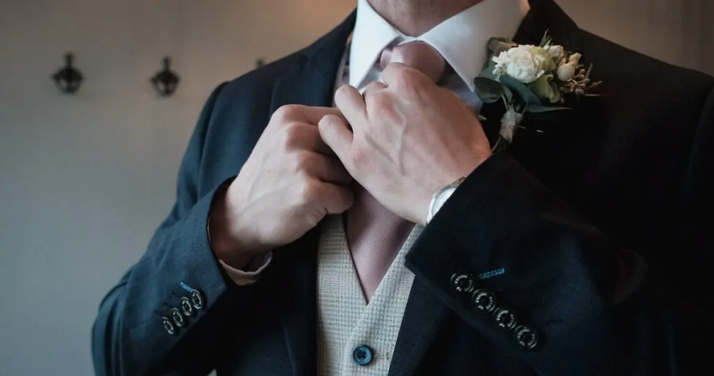 Tom tie