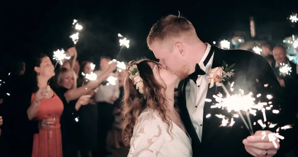 7 Sparklers kiss
