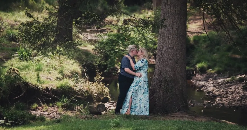 Kiss by tree