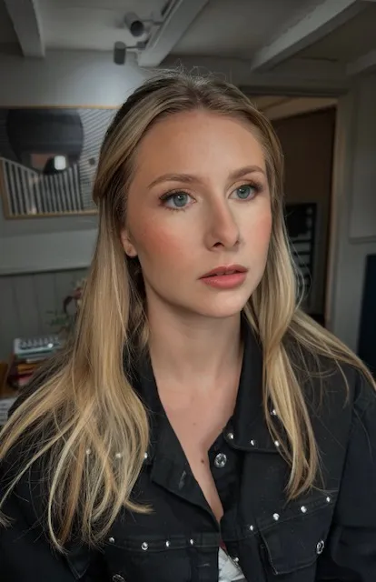 Facetune_12-02-2025-16-21-57