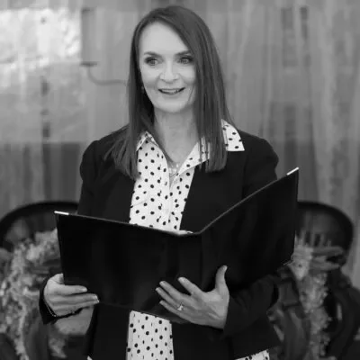 Lesley-Singleton-Celebrant-20-400x400