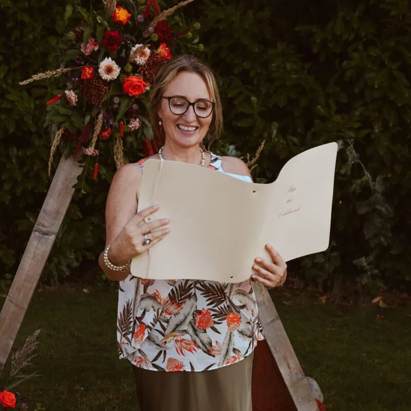 wedissimo-2-me-with-folder-scaled