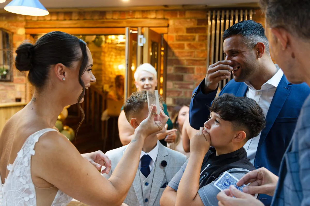 wedding magician doing magic trick on bride and groom-min (1)
