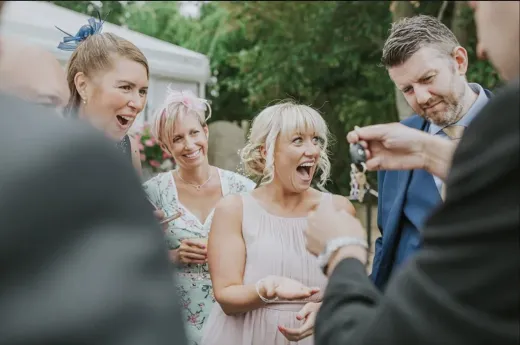 2Hrs - Award Winning Close up Magician and Entertainer