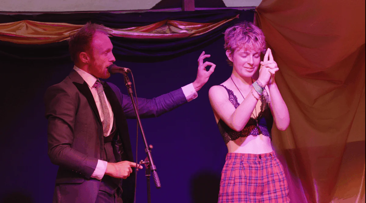 david_stewart_magician_magic_hypnosis_hypnotist_stage_entertainment_close_up_brighton_entertainer_christmas_new_years_eve_west_east_sussex_worthing_cocktail_bar_london_amazing_optimized (listing)