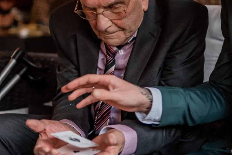 david_stewart_wedding_magician_close_up_mingling_magic_entertainment_entertainer_party_west_east_sussex_london_brighton_worthing_7 (listing)