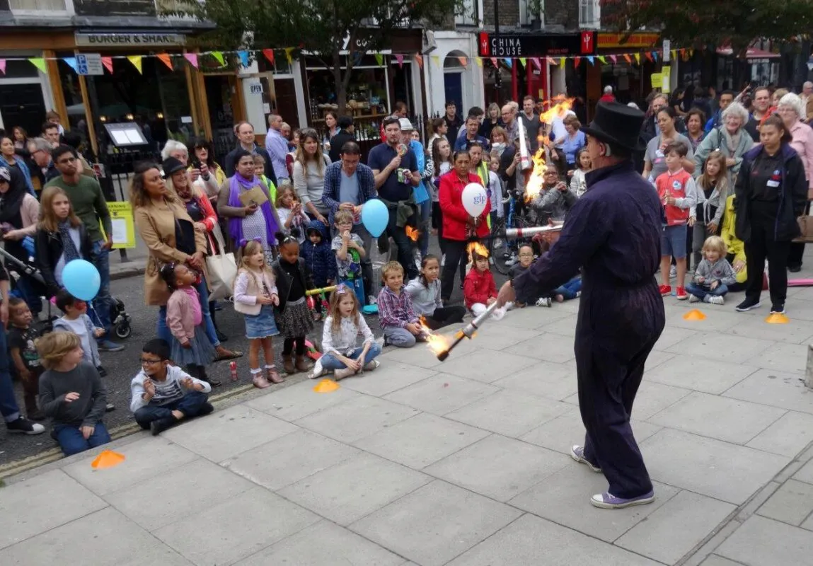 fire_juggling_with_crowd (listing)