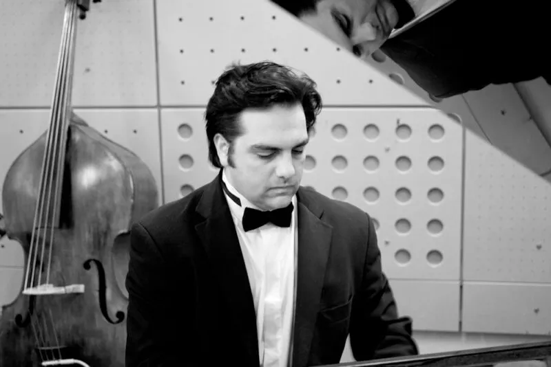 DAN-SOLO-PIANO-STUDIO-DBBACK-copy