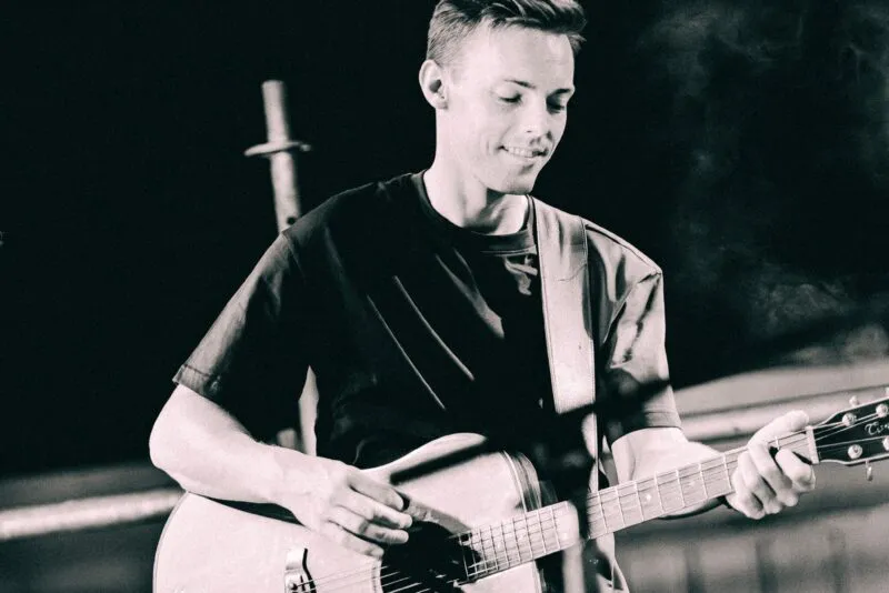 Acclaimed Touring Singer / Guitarist Providing the Perfect Acoustic Wedding Music.