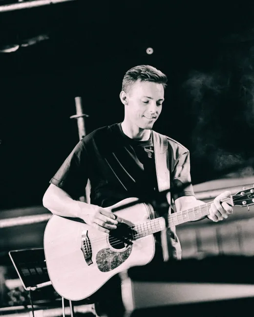 Acclaimed Touring Singer / Guitarist Providing the Perfect Acoustic Wedding Music.