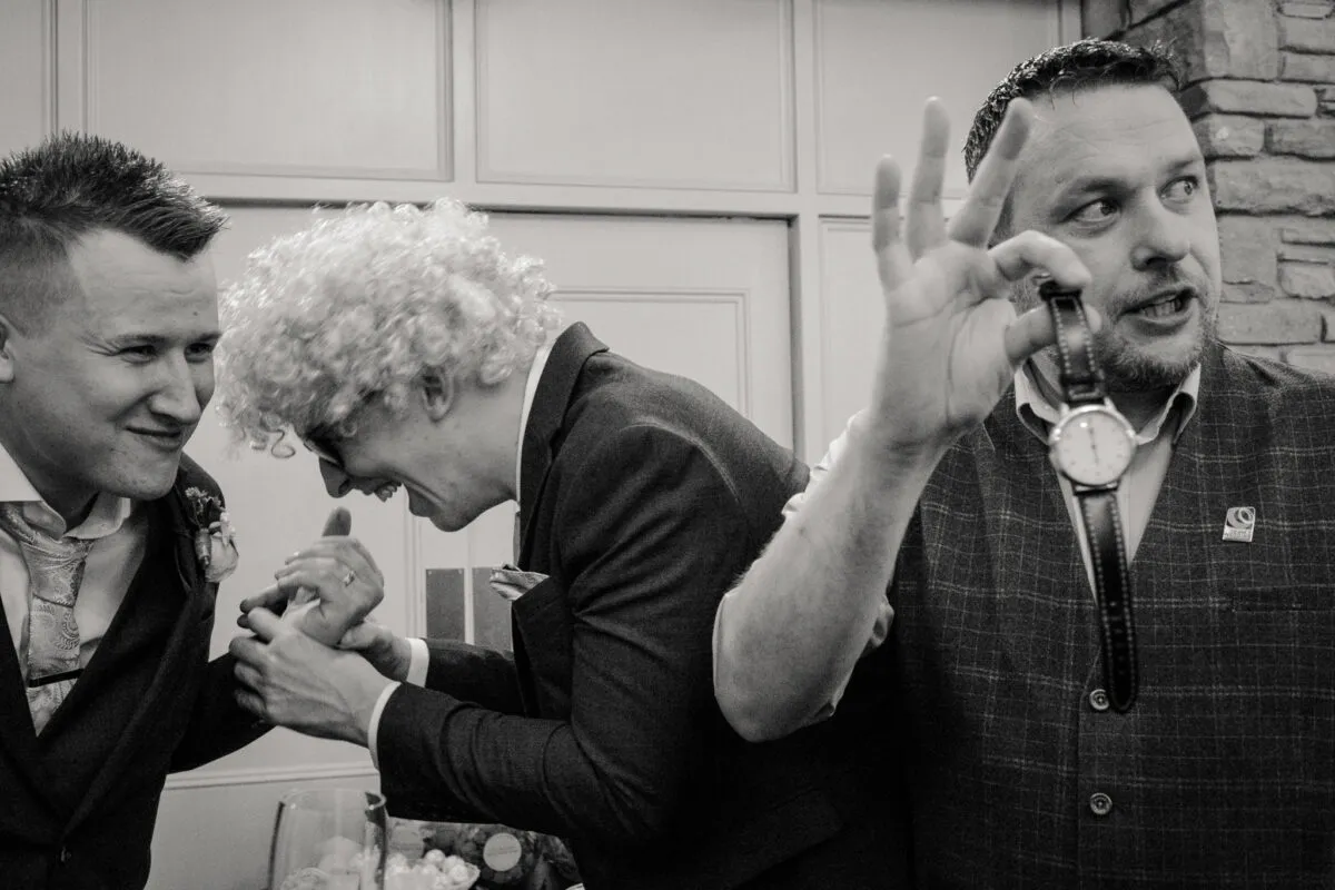 wedding-magician-close-up-magic-groom-reaction