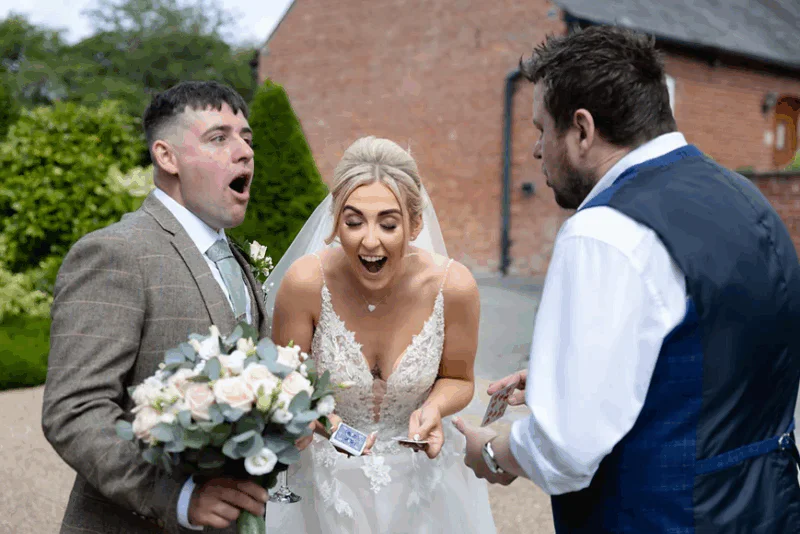 wedding-magician-bride-groom-amazed-close-up-magic-outdoors