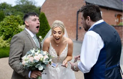 wedding-magician-bride-groom-amazed-close-up-magic-outdoors
