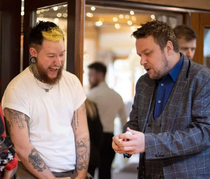 wedding-magician-close-up-card-trick-guests-reaction