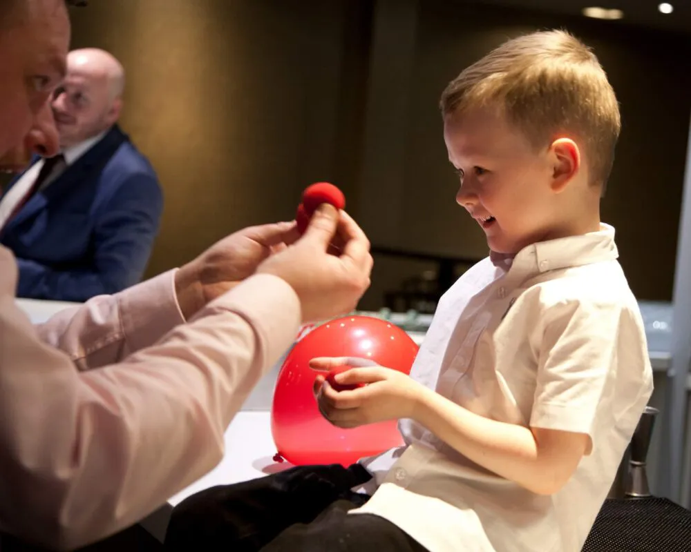 wedding-magician-entertaining-child-balloon-magic
